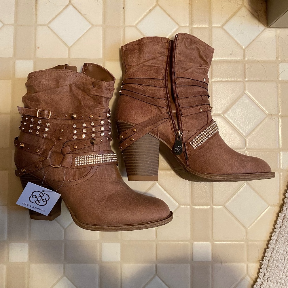NWT Daisy Fuentes boots